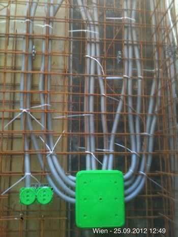 Beton-Schalung: Vorbereitung für Elektro Installationen